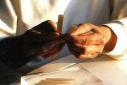 Die Endkontrolle per Sichtung von Hand Bild: Handarbeit